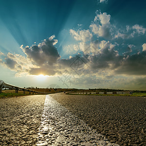 接近日落的沥青路戏剧性驾驶自由蓝色赛道阳光太阳晴天云景旅行图片