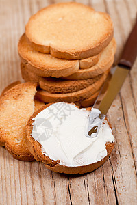 配奶油奶酪和刀的零食饼干小吃点心白色面包香葱美食蛋糕木头小麦产品图片