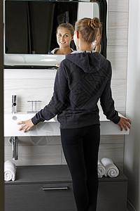 浴室镜子里的女人女性女孩敷料女士运动服生活反射背景图片