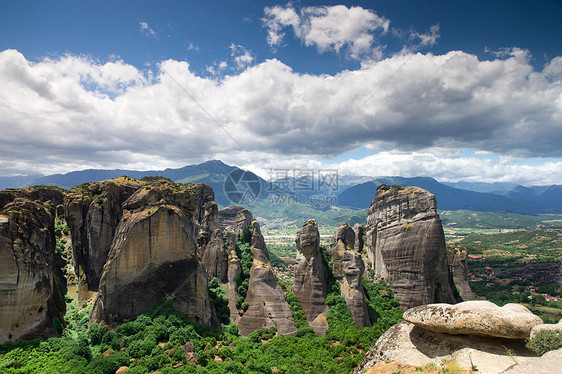 希腊梅特罗拉山的岩石流星宗教地块地标悬崖风景农村森林天空植物图片