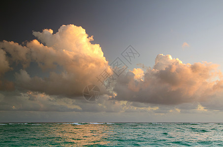 日落在海面上反射射线墙纸季节阳光地平线海洋蓝色日光天空图片