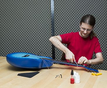 吉他字符电声乐器工作室润滑剂技师音乐家修理工作音乐活动图片