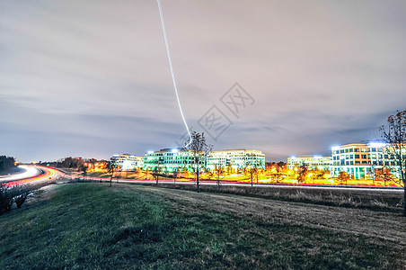 晚夜高速公路和空中交通建筑物边界机场线条银行城市飞机旅行月亮国际图片