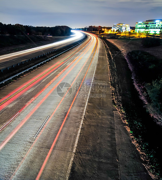 晚夜高速公路和空中交通城市飞机线条天空银行旅行建筑物机场边界国际图片