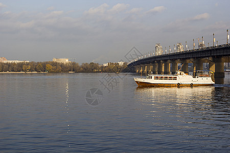 河上桥建筑蓝色场景地标石头天空全景旅行季节首都图片