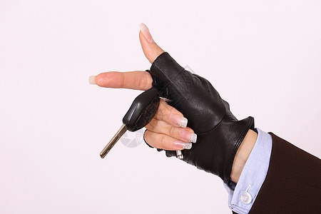 持有汽车钥匙的女性手礼物卡车手指钥匙机器销售旅行成人手臂车削背景图片