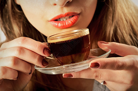 女孩喝咖啡艺术杯子女士芳香香气头发微笑咖啡饮料早餐图片