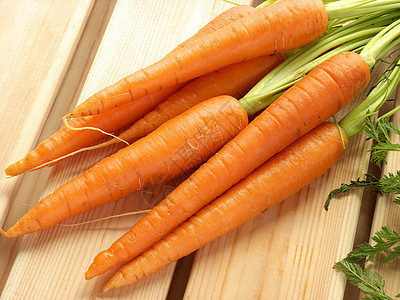 一堆新鲜的胡萝卜烹饪饮食萝卜沙拉美食栽培食物营养叶子橙子图片