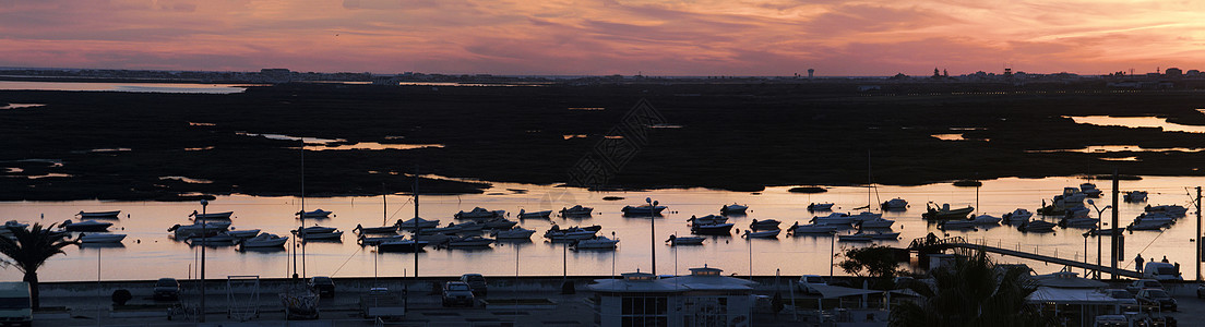 日落时有锚渔船码头花园港口假期全景帆船旅行航行汽艇闲暇图片