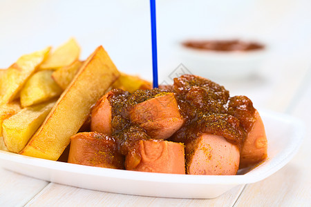 德国快餐 叫Curdyworst香肠油炸水平盘子粉末猪肉食物土豆小吃薯条图片