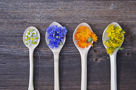 4个木制勺子 配有各种医用鲜花图片