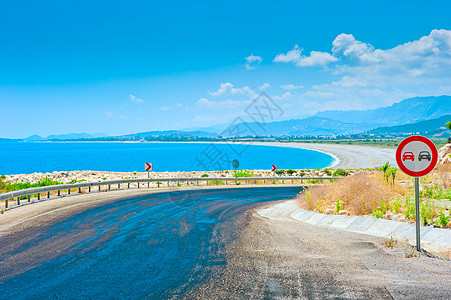 从山上到海边的公路图片