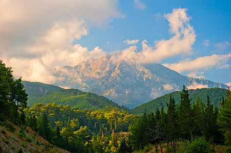 最高山峰收紧的光云图片