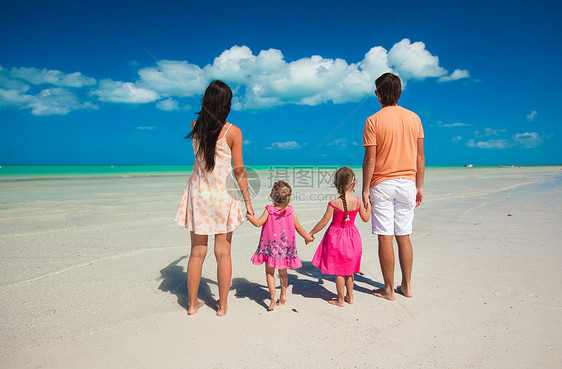 在卡利比海滨度假时四人左右的后视家庭海洋女儿海岸热带乐趣婴儿女性妈妈女孩母亲图片