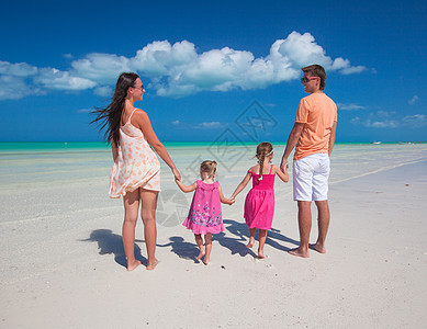 在卡利比海滨度假时四人左右的后视家庭热带幸福妈妈旅游女儿乐趣海岸女孩异国海滨图片