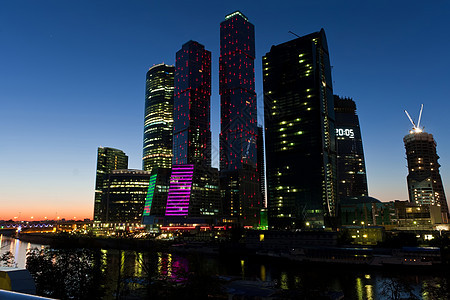 夜晚的摩天大楼窗户市中心建筑学玻璃景观建筑中心城市反射办公室图片