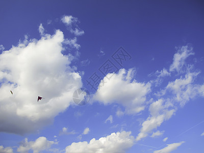 蓝色天空 有云彩和风筝图片