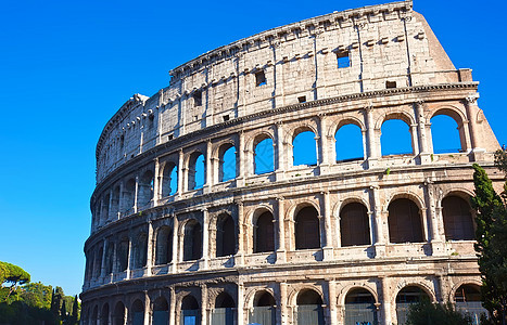 罗马的巨集建筑学斗兽场地标石头蓝色旅游帝国废墟文化剧院图片