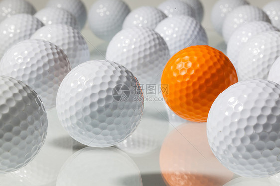 玻璃桌上有很多高尔夫球黑色运动木头材料圆圈桌子白色镜子橙子图片