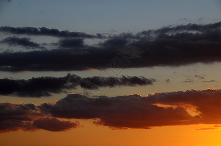 日落时的彩云宗教气氛天空太阳海洋精神阳光大云风暴晚霞背景图片