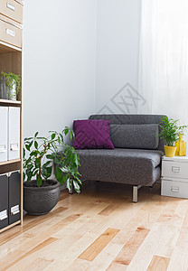 带灰色手椅和植物的起居室角图片