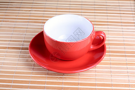 盘子上清空的红色杯子茶碗飞碟纹理棕色图片