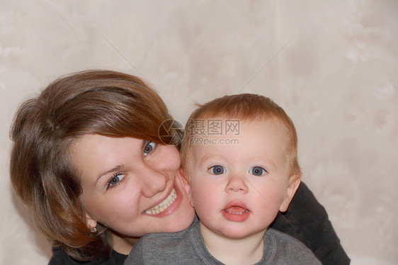 最幸福母亲和婴儿的肖像孩子儿子女士女性白色男生父母图片