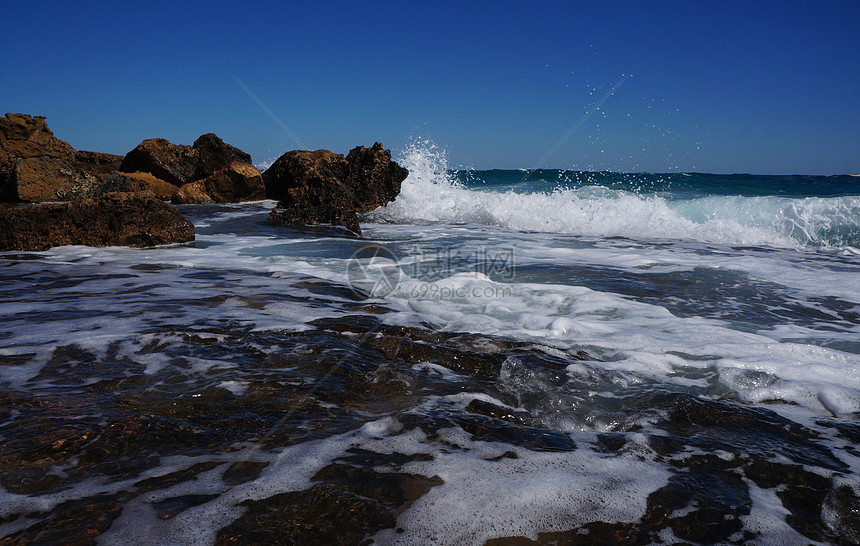 暴风海沿岸的巨石风暴荒野天气海滩海浪海岸天空岩石海洋阳光图片