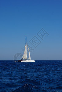 在地中海航行的白帆白色船巡航蓝色波浪速度导航游艇旅行自由爱好地平线图片