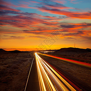 亚利桑那州日落在Fireway 40 汽车有轻微痕迹戏剧性土地国家地平线天空干旱橙子地质学岩石沙漠图片