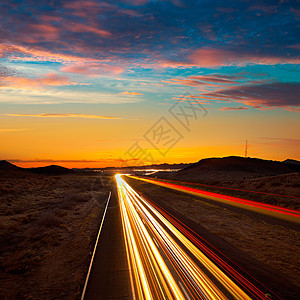 亚利桑那州日落在Fireway 40 汽车有轻微痕迹沙漠蓝色天空地标国家荒野地平线线条戏剧性岩石图片