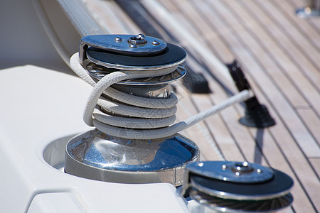 游艇绞盘和绳索细节码头甲板领带细绳编织运输海军港口帆船绞车图片