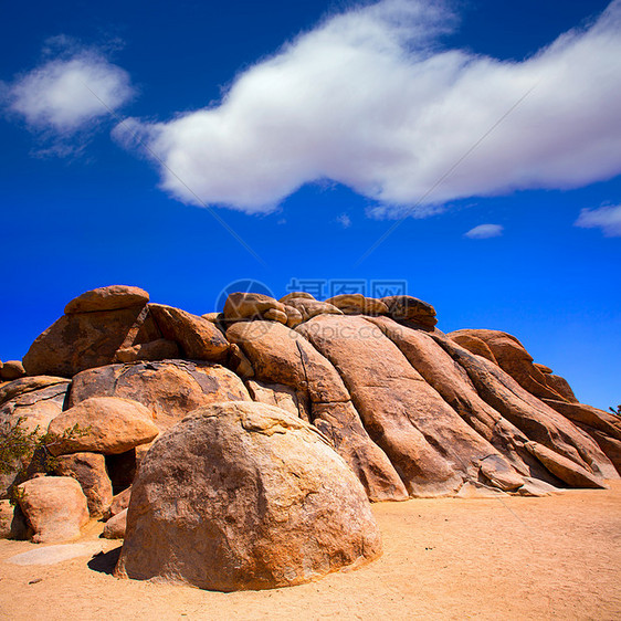 加利福尼亚州乔舒亚树国家公园的岩石旅行天空国家太阳干旱荒野峡谷公园蓝色晴天图片