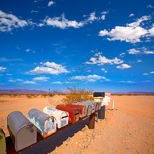 加利福尼亚莫威沙漠美国区的Grunge邮件箱衬套公园太阳峡谷编队国家岩石地质学沙漠橙子背景图片