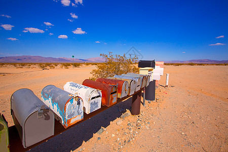 加利福尼亚莫威沙漠美国区的Grunge邮件箱土地土壤国家邮箱地质学编队旅行衬套橙子岩石背景图片