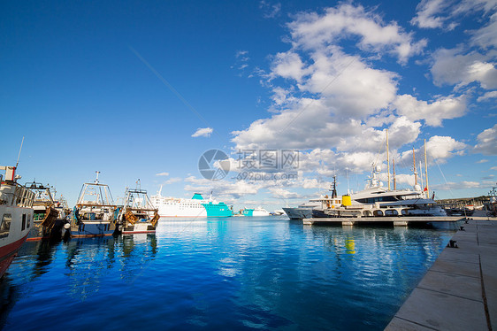 西班牙有蓝色夏季天空的德尼亚阿利坎特港旅游海景海岸场景血管地标天堂支撑阳光海滩图片