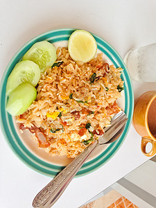 特写美味的炒饭  fried 稻米宏观午餐盘子胡椒营养洋葱食物萝卜蔬菜猪肉图片