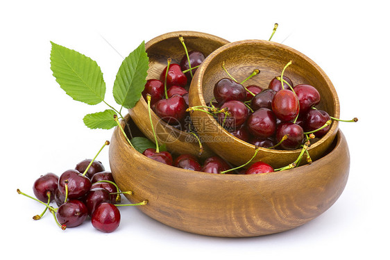 碗里的新鲜樱桃叶子养分花园浆果食物红色宏观绿色果味饮食图片