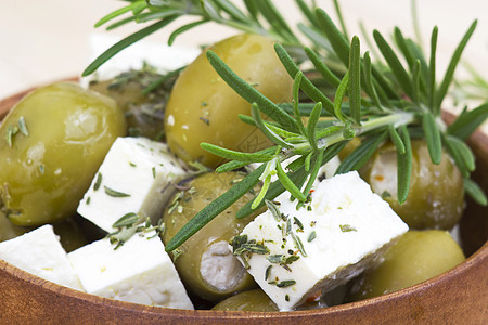 含橄榄油中含有草药的feta奶酪和橄榄百里香原产地草本植物小屋盘子小吃食物迷迭香美味母羊图片