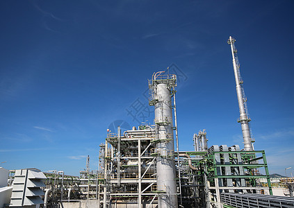蓝色天空的石油和化工厂力量植物石化环境金属生产管子技术工厂化学品图片