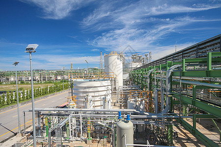 蓝色天空的石油和化工厂炼油厂烟囱石化环境植物气体工厂生产化学品金属图片