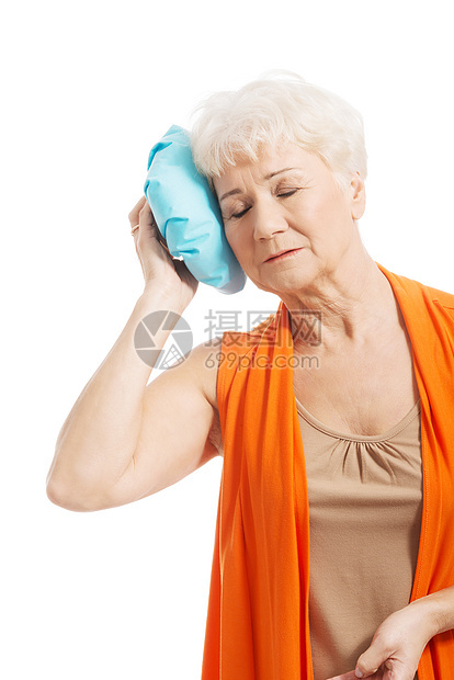 有个老太太头顶着冰袋疾病商务人士祖母女性健忘症长老退休奶奶压力图片