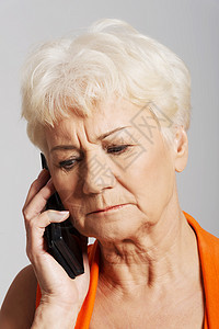 一位老太太通过电话说话退休皱纹细胞祖父母祖父工作室祖母沉思技术奶奶图片