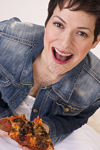 令人兴奋的有吸引力的女人吃热披萨午餐白背景图片