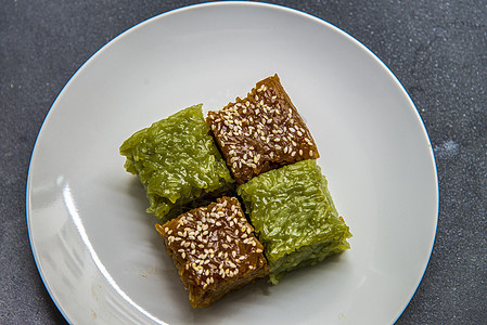 用糖煮的甜米饭 咖啡和板丹叶烹饪小吃谷物蛋糕营养叶子文化正方形热带食物图片