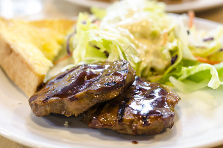 牛排炙烤用餐蔬菜食物牛肉美食胡椒粒黄瓜薯条腰部图片