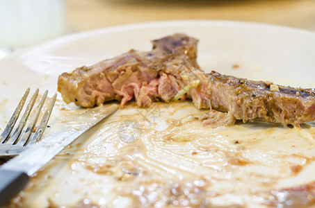 吃完后牛排洋葱迷迭香胡椒沙拉腰部用餐烧烤臀部美食鱼片图片