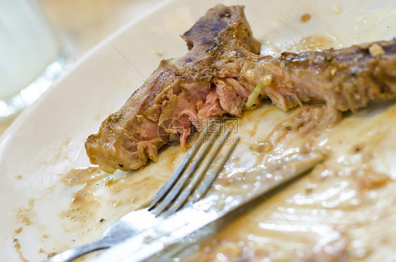 吃完后牛排胡椒食物盘子牛扒烧烤臀部午餐鱼片牛肉土豆图片