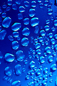 蓝水滴雨滴雨水气泡天气蓝色玻璃风暴反射飞沫液体图片