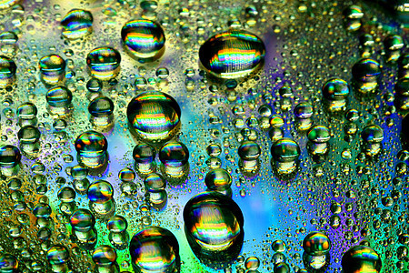 多彩水滴液体反射雨水淋浴飞沫气泡彩虹雨滴宏观紫色图片